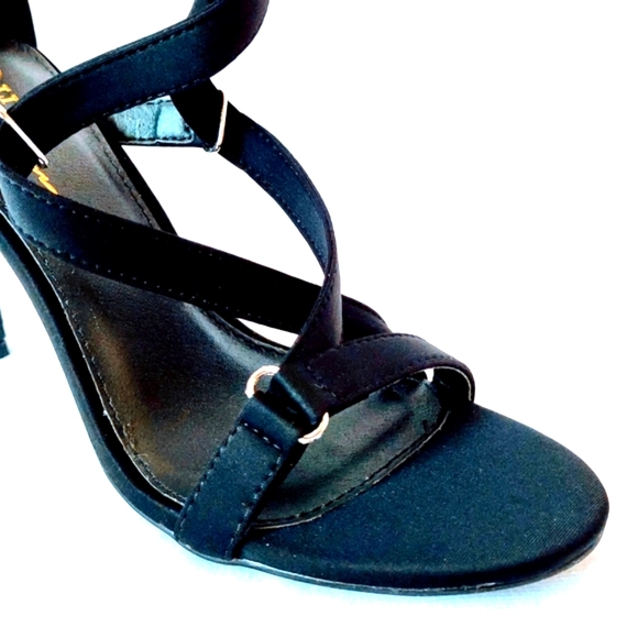 Black Intricate Heel 🖤 - Picture 5 of 5